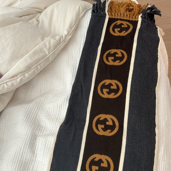 Gucci scarf WORN ONCE so basically new - Picture 4 of 4